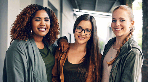 Tre unge kvinder på skole